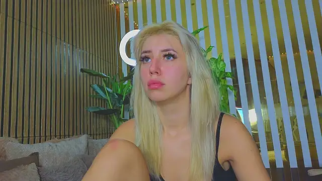 Snapshot of -Violetttttka chatting on October 7, 9:01 pm -Violetttttka online show from October 7, 9:01 pm