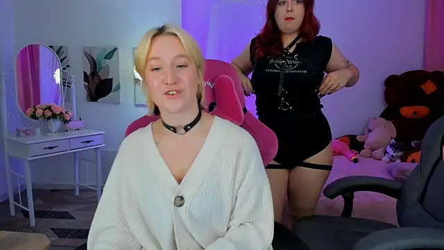 Snapshot of NielletaBlossom chatting on October 12, 2:43 am NielletaBlossom online show from October 12, 2:43 am