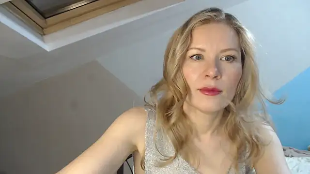 Snapshot of Juli_julyyy chatting on December 7, 11:45 pm Juli julyyy online show from December 7, 11:45 pm