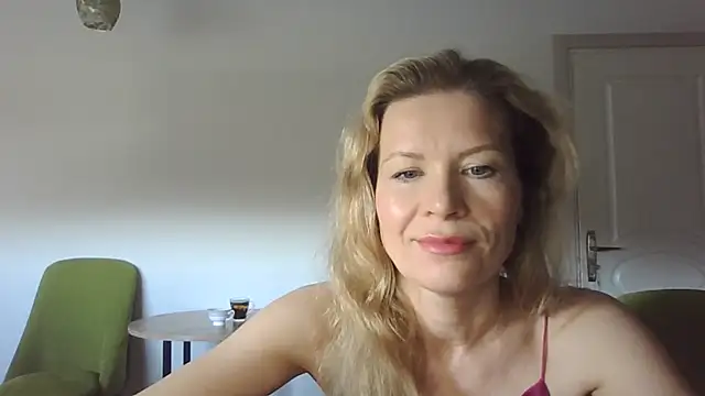 Snapshot of Juli_julyyy chatting on December 20, 7:55 am Juli julyyy online show from December 20, 7:55 am