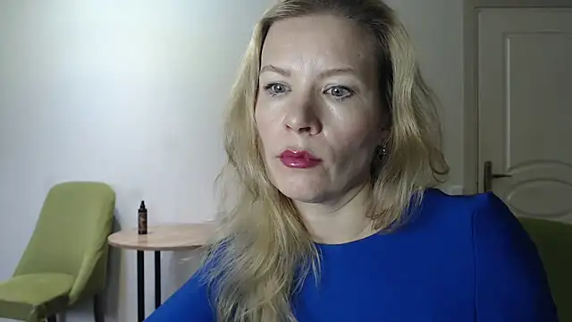 Snapshot of Juli_julyyy chatting on December 24, 4:55 am Juli julyyy online show from December 24, 4:55 am