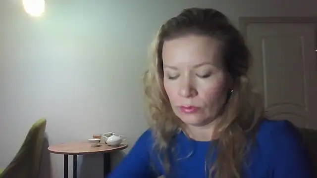 Snapshot of Juli_julyyy chatting on December 28, 5:02 am Juli julyyy online show from December 28, 5:02 am