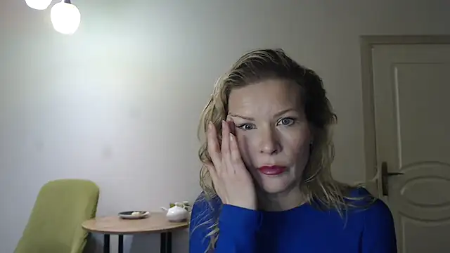 Snapshot of Juli_julyyy chatting on December 28, 12:13 pm Juli julyyy online show from December 28, 12:13 pm