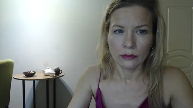 Snapshot of Juli_julyyy chatting on January 11, 12:01 am Juli julyyy online show from January 11, 12:01 am