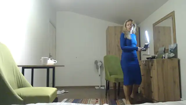 Snapshot of Juli_julyyy chatting on January 12, 12:18 am Juli julyyy online show from January 12, 12:18 am