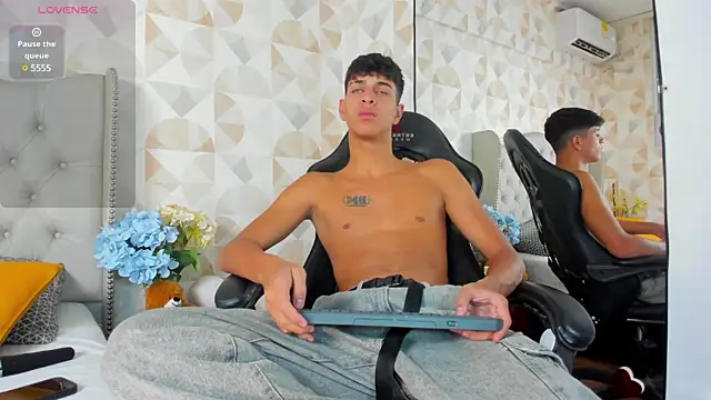 Tyler Rodriguez online show from March 17, 2:12 pm