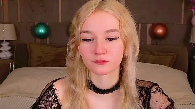 Snapshot of NaomiLoys chatting on February 15, 12:04 am NaomiLoys online show from February 15, 12:04 am