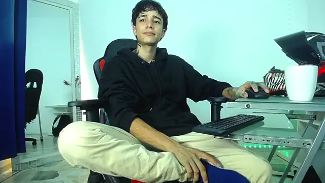 Snapshot of Zacktk7 chatting on December 16, 11:39 pm Zacktk7 online show from December 16, 11:39 pm