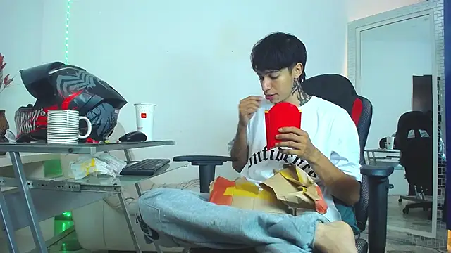 Snapshot of Zacktk7 chatting on December 25, 9:33 pm Zacktk7 online show from December 25, 9:33 pm