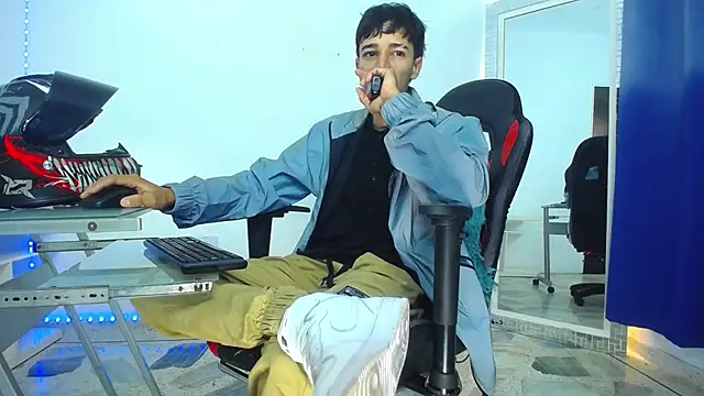 Snapshot of Zacktk7 chatting on December 30, 11:17 pm Zacktk7 online show from December 30, 11:17 pm