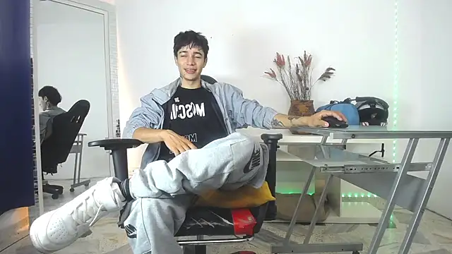 Snapshot of Zacktk7 chatting on January 18, 1:29 pm Zacktk7 online show from January 18, 1:29 pm