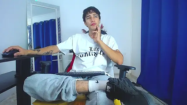 Snapshot of Zacktk7 chatting on February 1, 2:02 pm Zacktk7 online show from February 1, 2:02 pm