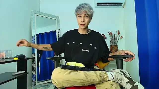 Snapshot of Zacktk7 chatting on February 26, 8:22 pm Zacktk7 online show from February 26, 8:22 pm