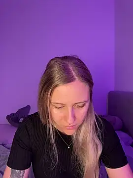 lunawolf21 online show from February 13, 7:15 am