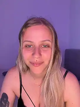 lunawolf21 online show from May 13, 6:44 am