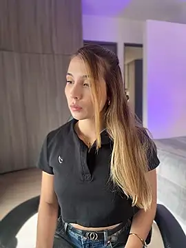 Snapshot of SophieRaily_ chatting on December 18, 4:35 pm SophieRaily online show from December 18, 4:35 pm