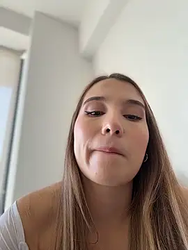 Snapshot of SophieRaily_ chatting on January 5, 8:34 pm SophieRaily online show from January 5, 8:34 pm