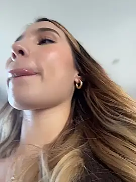 Snapshot of SophieRaily_ chatting on January 6, 8:45 pm SophieRaily online show from January 6, 8:45 pm