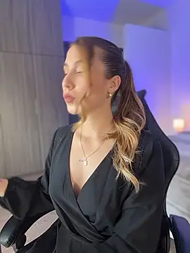 Snapshot of SophieRaily_ chatting on January 9, 8:43 pm SophieRaily online show from January 9, 8:43 pm