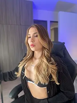 Snapshot of SophieRaily_ chatting on January 13, 6:57 pm SophieRaily online show from January 13, 6:57 pm