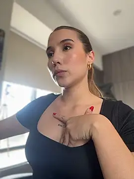 Snapshot of SophieRaily_ chatting on January 14, 8:58 pm SophieRaily online show from January 14, 8:58 pm