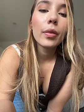 Snapshot of SophieRaily_ chatting on January 15, 8:34 pm SophieRaily online show from January 15, 8:34 pm