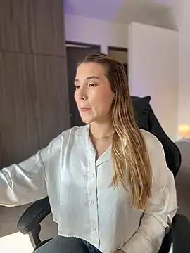 Snapshot of SophieRaily_ chatting on January 16, 5:06 pm SophieRaily online show from January 16, 5:06 pm