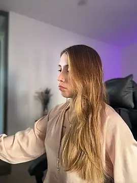 Snapshot of SophieRaily_ chatting on February 10, 8:35 pm SophieRaily online show from February 10, 8:35 pm