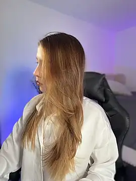 Snapshot of SophieRaily_ chatting on March 2, 10:05 pm SophieRaily online show from March 2, 10:05 pm