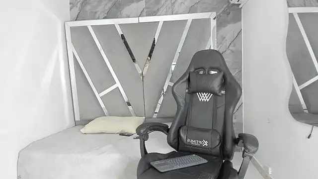 Snapshot of Mia_petite01 chatting on March 13, 8:48 pm Mia petite01 online show from March 13, 8:48 pm