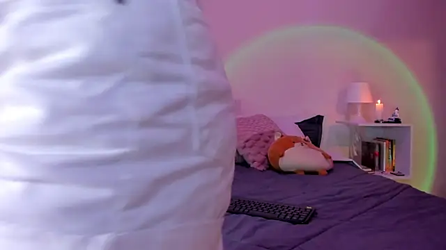 emillyhills online show from December 22, 7:33 am