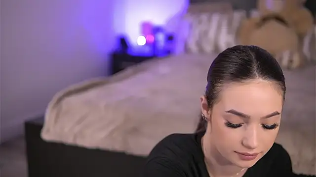 VixenAmour online show from November 12, 6:47 am