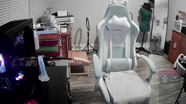 Snapshot of LilyFoxxx chatting on February 6, 6:07 am LilyFoxxx online show from February 6, 6:07 am