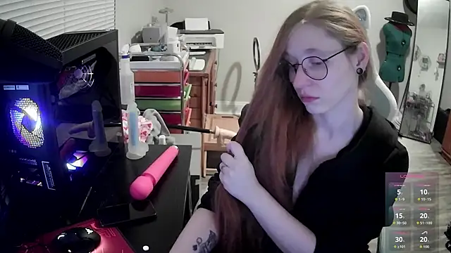 Snapshot of LilyFoxxx chatting on February 9, 6:17 am LilyFoxxx online show from February 9, 6:17 am