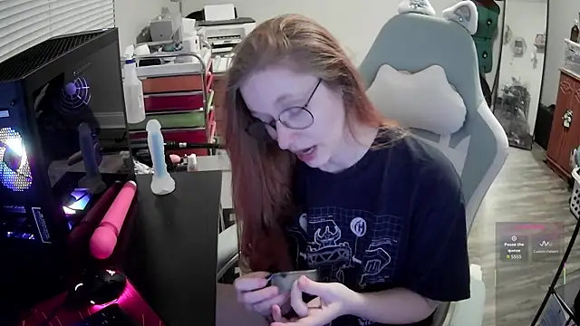 Snapshot of LilyFoxxx chatting on February 18, 6:20 am LilyFoxxx online show from February 18, 6:20 am