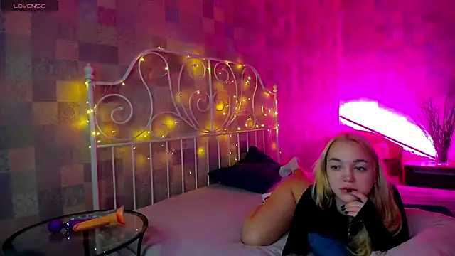 Snapshot of Christy_Little chatting on February 1, 2:37 am Christy Little online show from February 1, 2:37 am