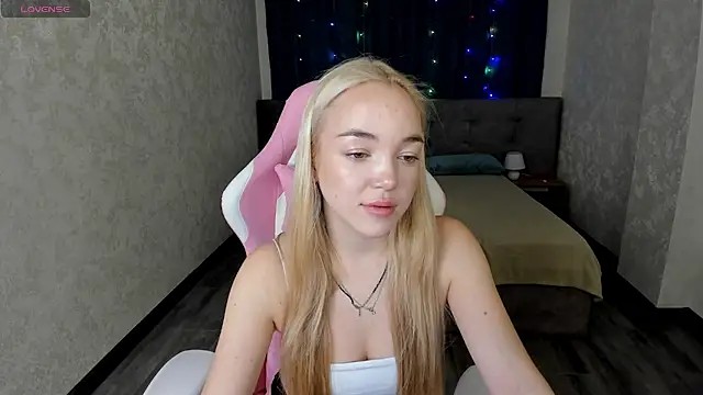 Snapshot of Christy_Little chatting on February 17, 12:54 am Christy Little online show from February 17, 12:54 am