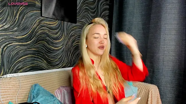 Snapshot of Christy_Little chatting on March 15, 8:15 am Christy Little online show from March 15, 8:15 am