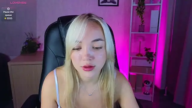 Snapshot of Christy_Little chatting on September 22, 11:40 pm Christy Little online show from September 22, 11:40 pm