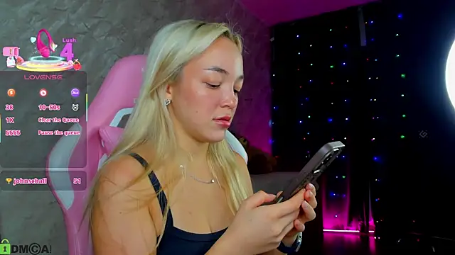 Snapshot of Christy_Little chatting on October 3, 12:51 am Christy Little online show from October 3, 12:51 am