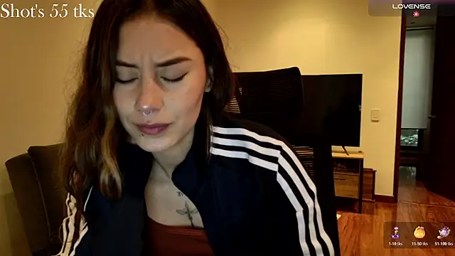 Snapshot of Emmy_petit chatting on November 1, 6:54 pm Emmy petit online show from November 1, 6:54 pm