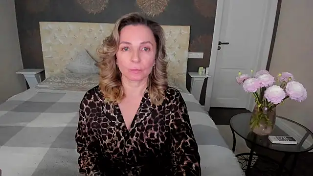 Snapshot of AllisonWilliams chatting on November 12, 4:40 pm AllisonWilliams online show from November 12, 4:40 pm