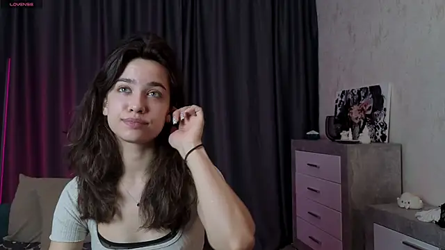 EmeliaReaper online show from November 9, 5:00 pm