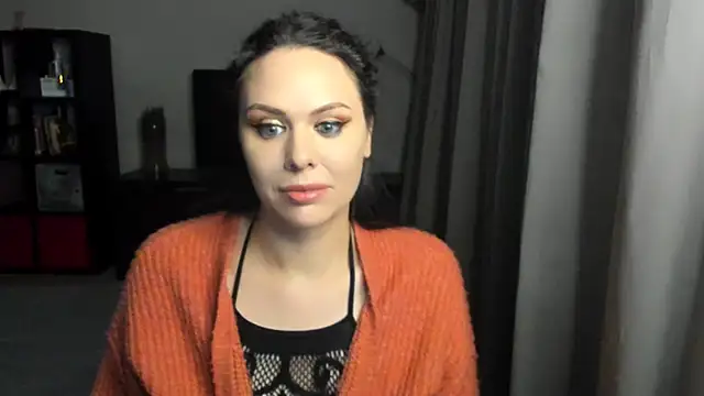 Snapshot of MollyCheiz chatting on December 10, 2:05 am MollyCheiz online show from December 10, 2:05 am