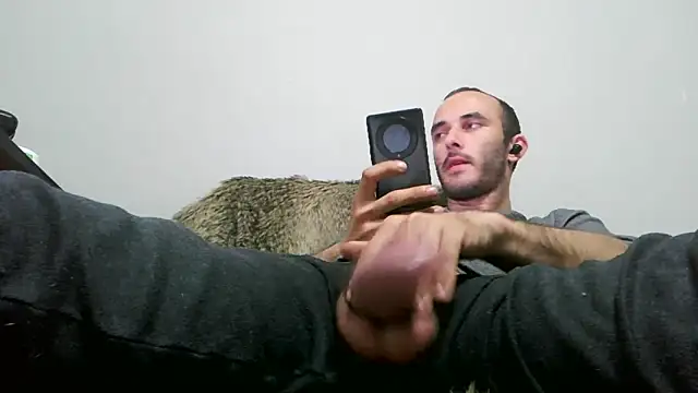 Snapshot of kisandgioni chatting on January 24, 6:04 pm kisandgioni online show from January 24, 6:04 pm