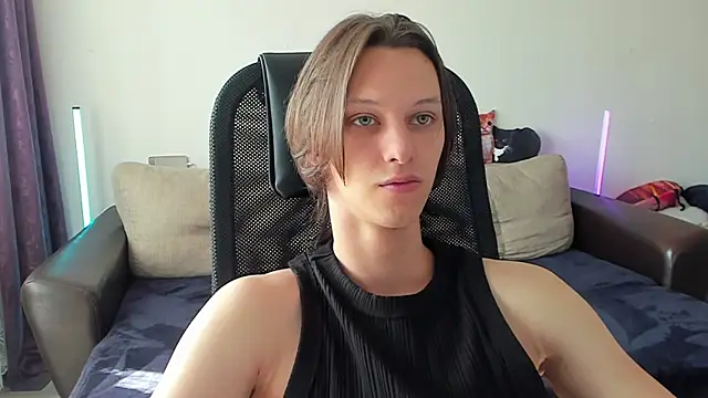 Snapshot of Ostin_meow chatting on June 12, 10:47 am Ostin meow online show from June 12, 10:47 am