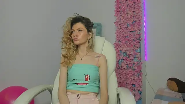 Snapshot of summer_sweet_ chatting on December 4, 3:04 am summer sweet online show from December 4, 3:04 am
