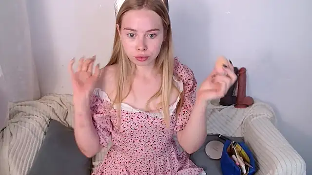 Snapshot of sofiaa_here chatting on June 10, 12:11 am sofiaa here online show from June 10, 12:11 am