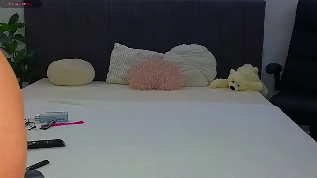 LauraMirage online show from November 27, 9:00 am