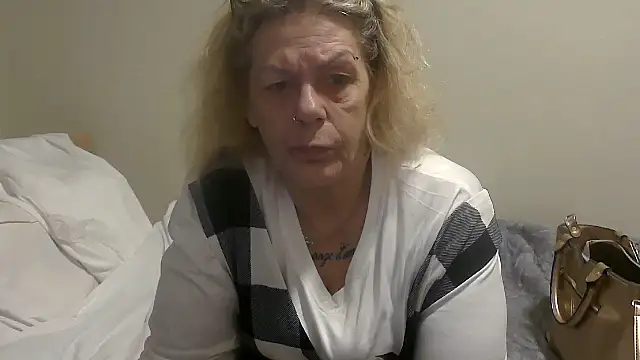 housewife shantie online show from October 10, 6:45 am